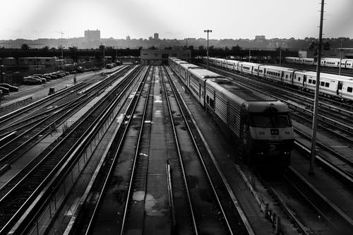 火车的灰度照片 · 免费素材图片