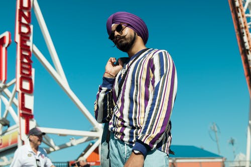 身穿条纹长袖衬衫和紫色头巾的男子的照片 · 免费素材图片