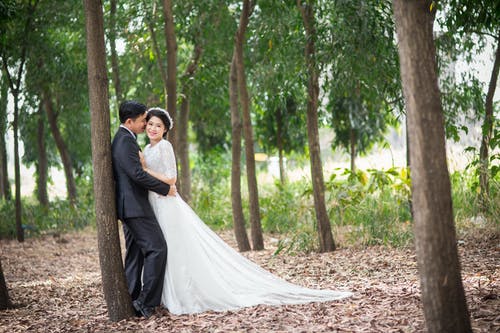 婚礼情侣的照片拍摄 · 免费素材图片