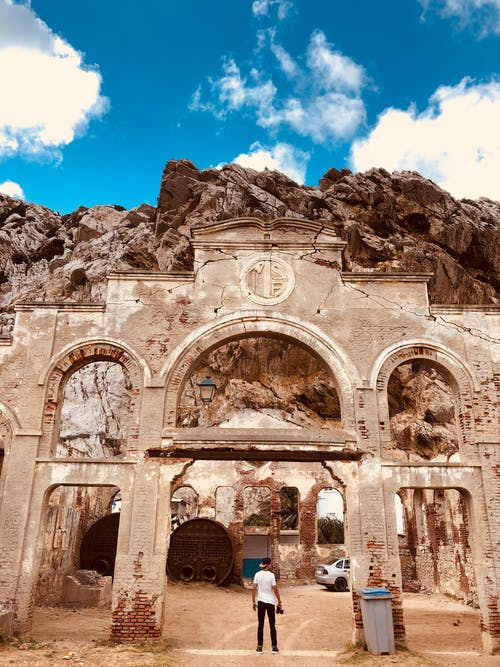 站在弧门的人 · 免费素材图片