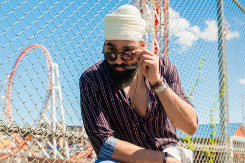 男子举行太阳镜 · 免费素材图片