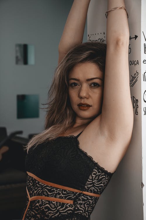 女人靠在墙上 · 免费素材图片