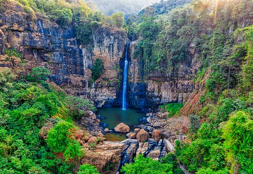 水落在山林中 · 免费素材图片
