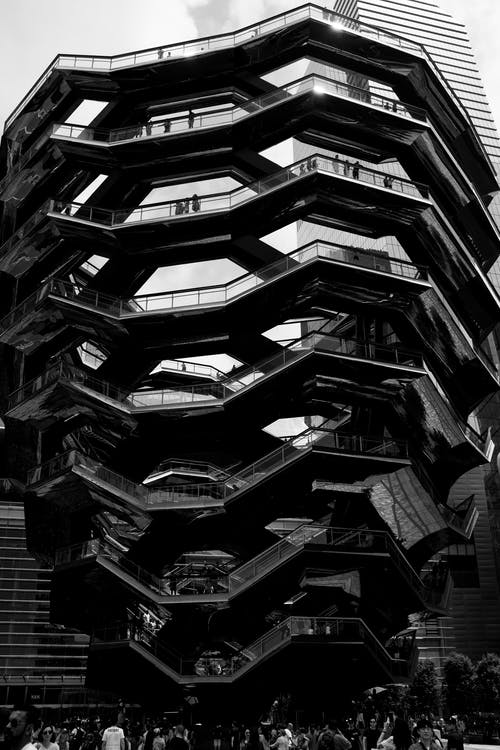 人们聚集在建筑物外 · 免费素材图片