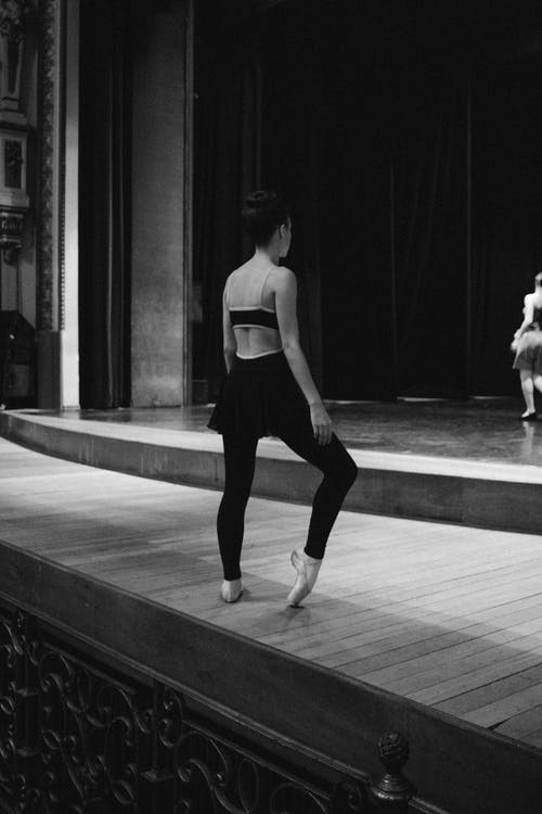 芭蕾舞女演员的灰度照片 · 免费素材图片