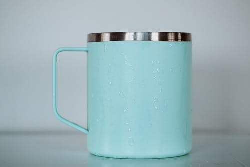 蓝绿色杯子 · 免费素材图片