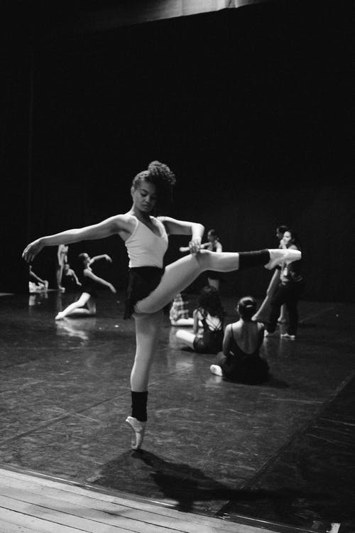 女人跳舞的灰度照片 · 免费素材图片