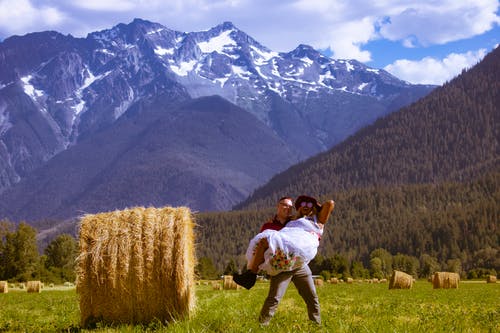 干草领域的人运载的妇女 · 免费素材图片
