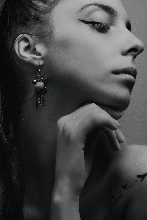 把右手放在她的下巴下的女人 · 免费素材图片