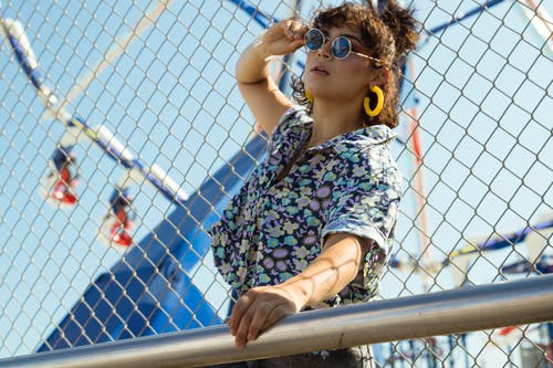 女人穿花衬衫 · 免费素材图片