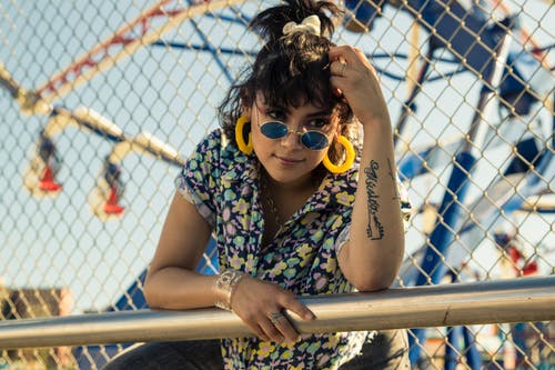 戴着蓝色太阳镜的女人 · 免费素材图片