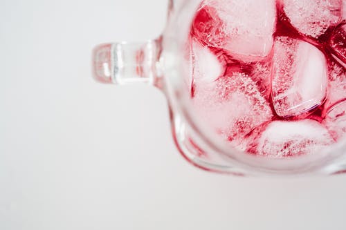 透明玻璃杯加冰和红色液体 · 免费素材图片