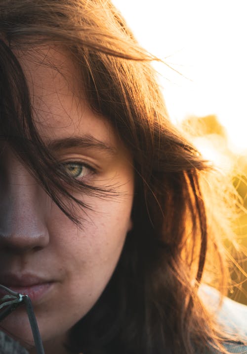 女人的脸的选择性焦点特写照片 · 免费素材图片