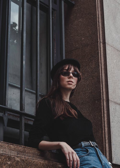 倚在建筑物墙上的女人 · 免费素材图片