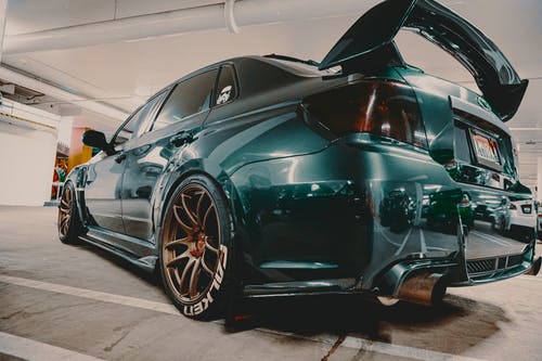 绿色轿跑车 · 免费素材图片