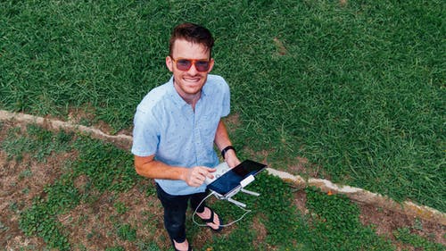 男子站在草地上 · 免费素材图片