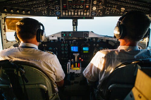 两名飞行员驾驶飞机 · 免费素材图片