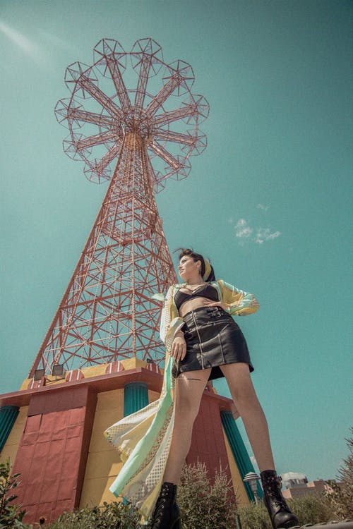 低角度摄影的女人站在塔下 · 免费素材图片
