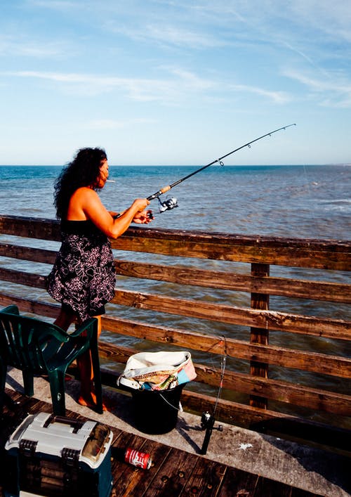 女人用钓鱼竿的照片 · 免费素材图片