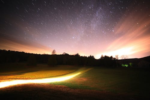夜间星空山脉的延时摄影 · 免费素材图片