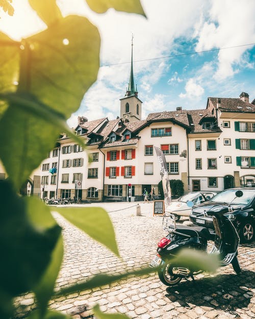 白色和黑色的混凝土建筑 · 免费素材图片