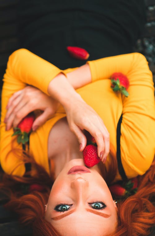 颠倒女人的照片 · 免费素材图片