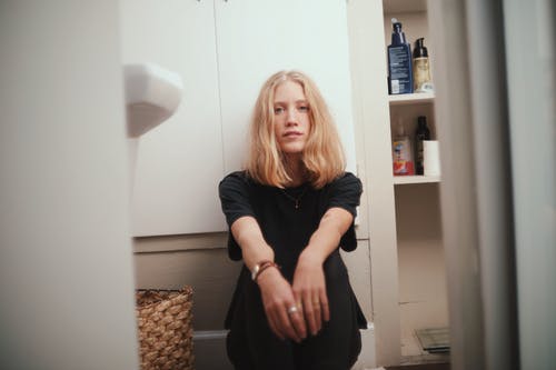 女人坐在地板上的照片 · 免费素材图片