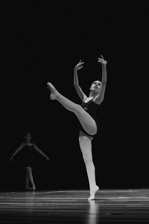 女人做芭蕾舞的灰度摄影 · 免费素材图片