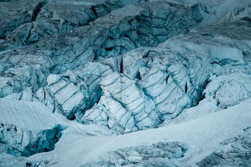 大雪覆盖的岩石 · 免费素材图片