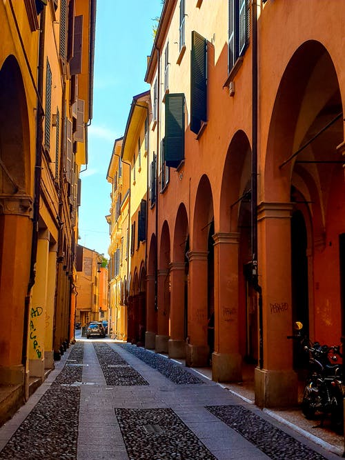 建筑物之间的胡同 · 免费素材图片