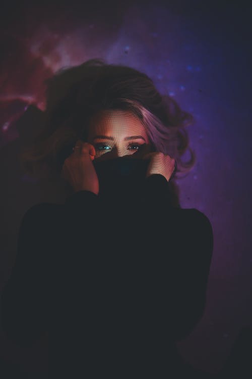 在黑暗的房间里捂着嘴的女人 · 免费素材图片