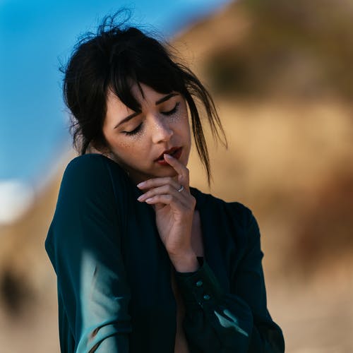 触摸她的嘴唇的照片 · 免费素材图片