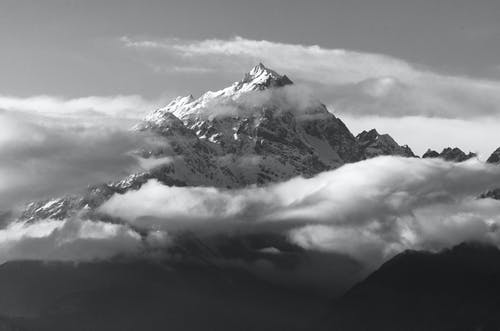 白天雪山的单色照片 · 免费素材图片