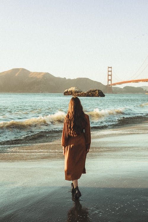 女人站在岸上 · 免费素材图片