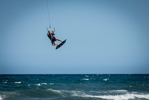 海上风筝冲浪的人 · 免费素材图片