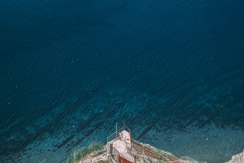 Seacliff上的白色灯塔的航拍 · 免费素材图片