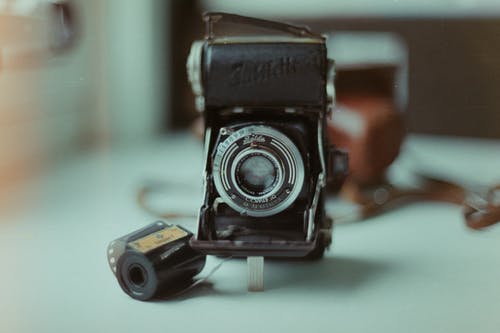桌上的黑桥相机 · 免费素材图片