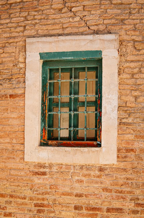 砖墙上的窗户 · 免费素材图片