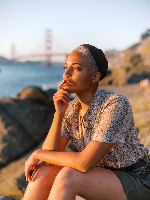 女人抚摸她的嘴唇的照片 · 免费素材图片