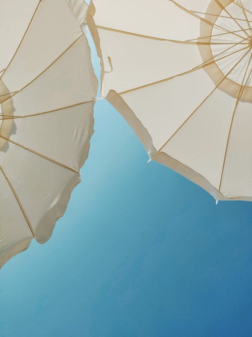 白色露台伞的低角度照片 · 免费素材图片