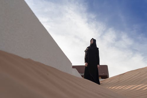 女人穿着长袍的低角度照片 · 免费素材图片