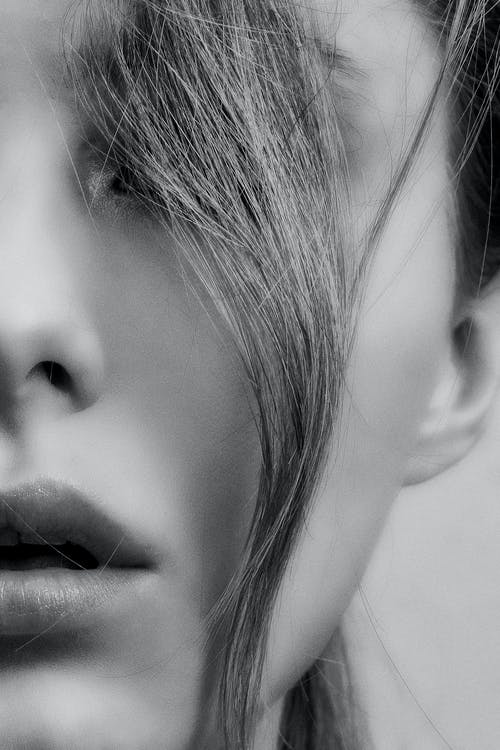 女人的脸的灰度摄影 · 免费素材图片