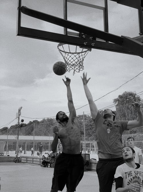 男子打篮球 · 免费素材图片