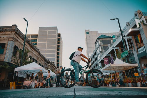 男子骑自行车道附近 · 免费素材图片