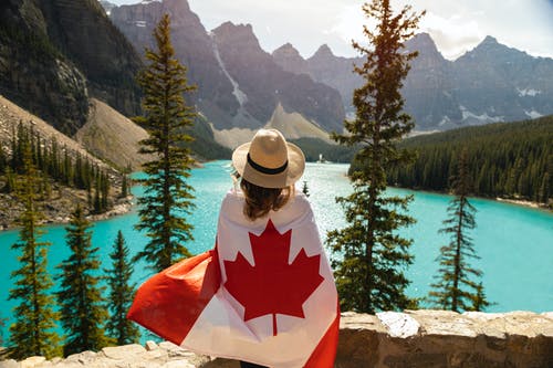 被披在加拿大国旗的女人 · 免费素材图片