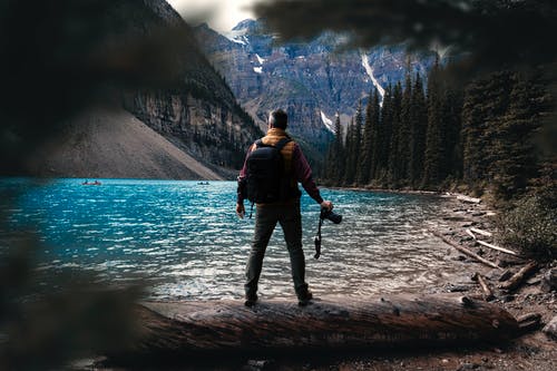 男子站在水附近 · 免费素材图片