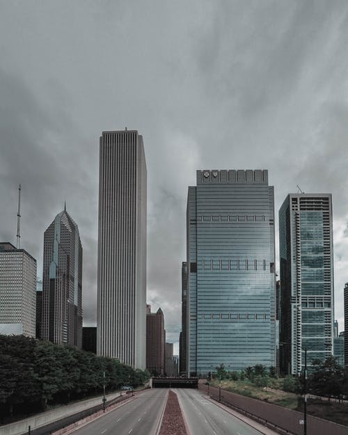 高层建筑旁的巷道 · 免费素材图片