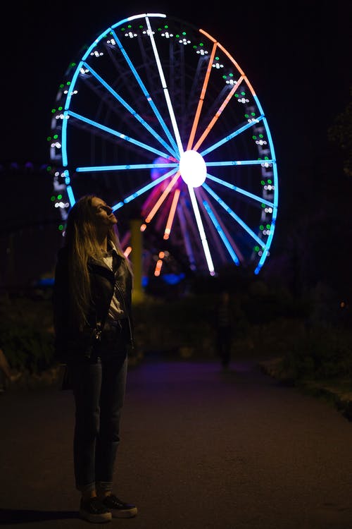 仰望照片的女人 · 免费素材图片