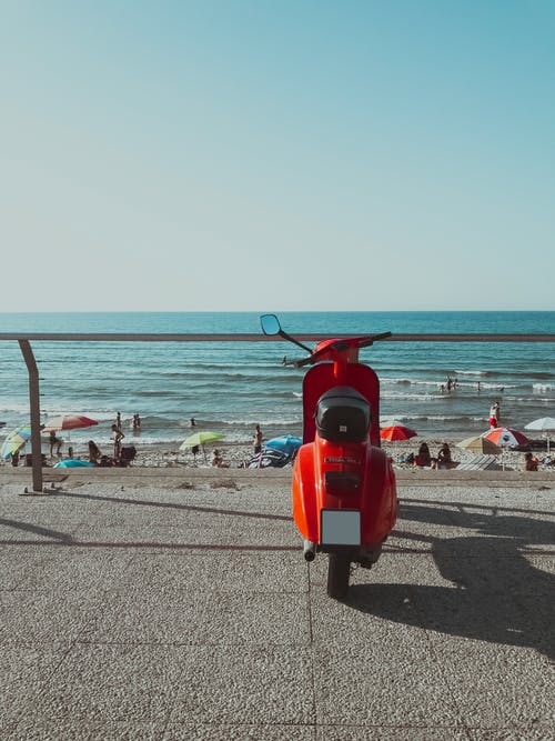 摩托车停在海滩附近 · 免费素材图片
