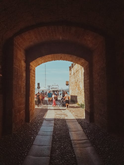 大楼附近的人 · 免费素材图片